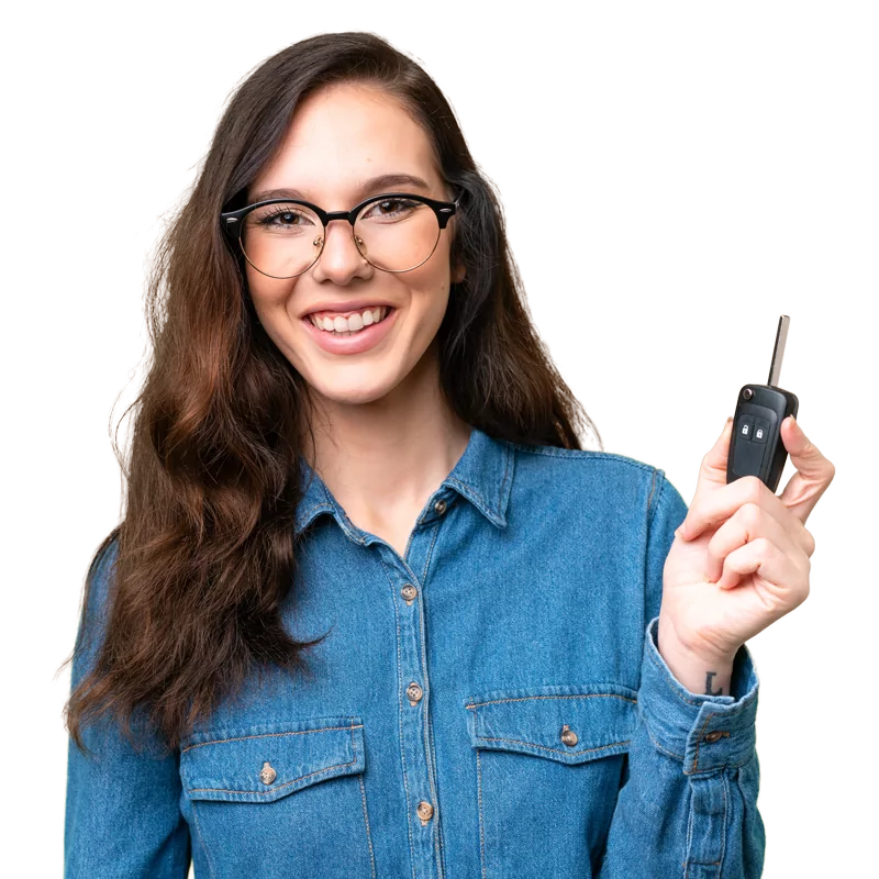 Femme souriante conducteur tient clés voiture location Loca+ location voiture utilitaire